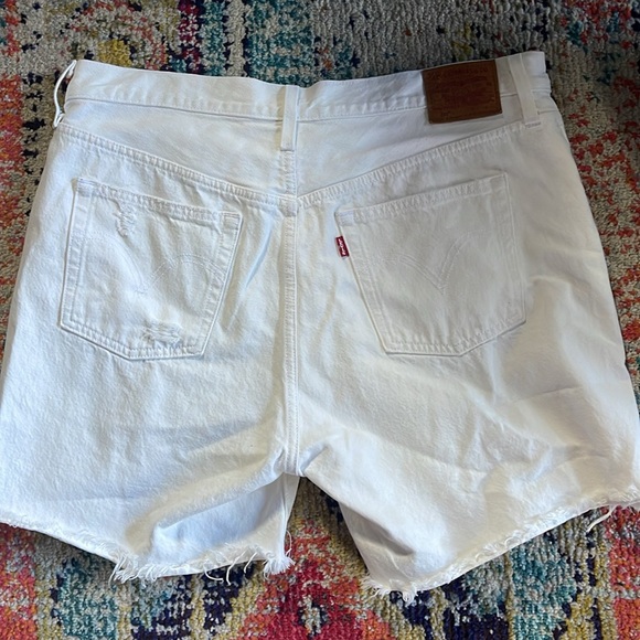 Levi’s white denim distressed shorts size 34 🥥💟🥥 - Picture 2 of 5